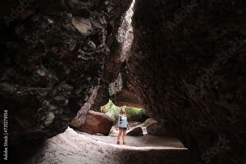 mulher no salão das areias coloridas, em Lençóis, chapada diamantina, bahia  photo