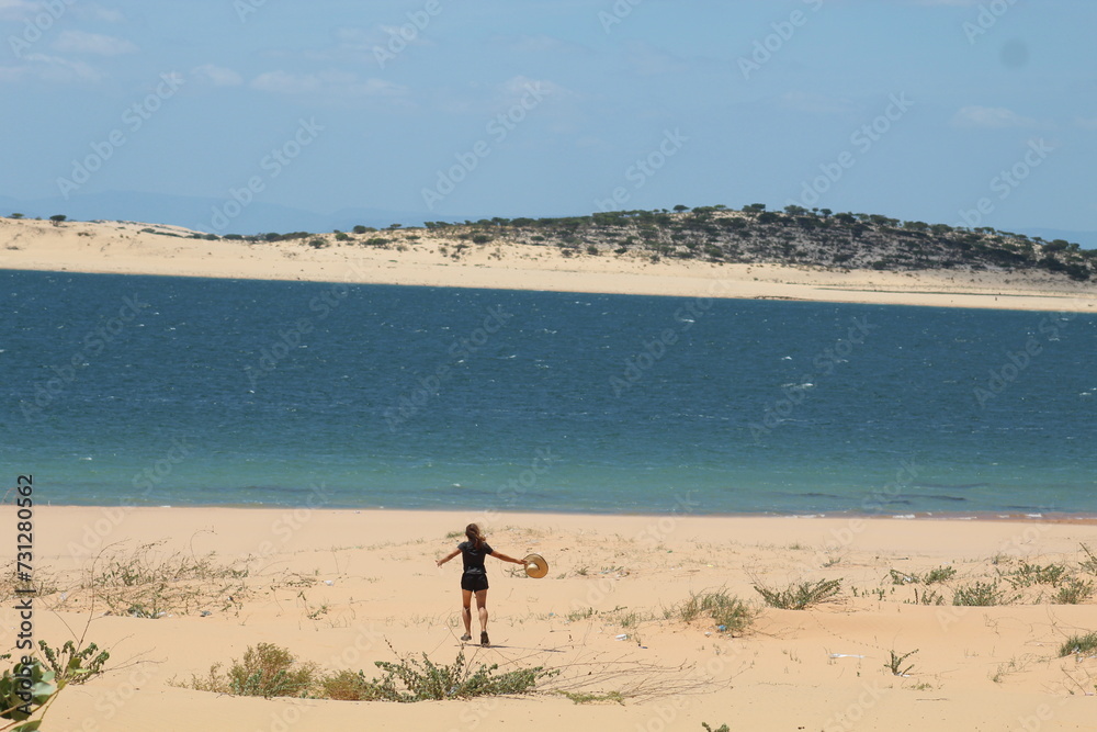 mulher caminhando na areia nas Dunas do Velho Chico, em casa Nova, Bahia, às margens do Rio São Francisco 