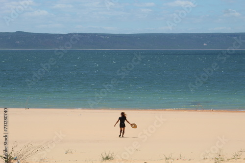 mulher caminhando na areia nas Dunas do Velho Chico, em casa Nova, Bahia, às margens do Rio São Francisco 