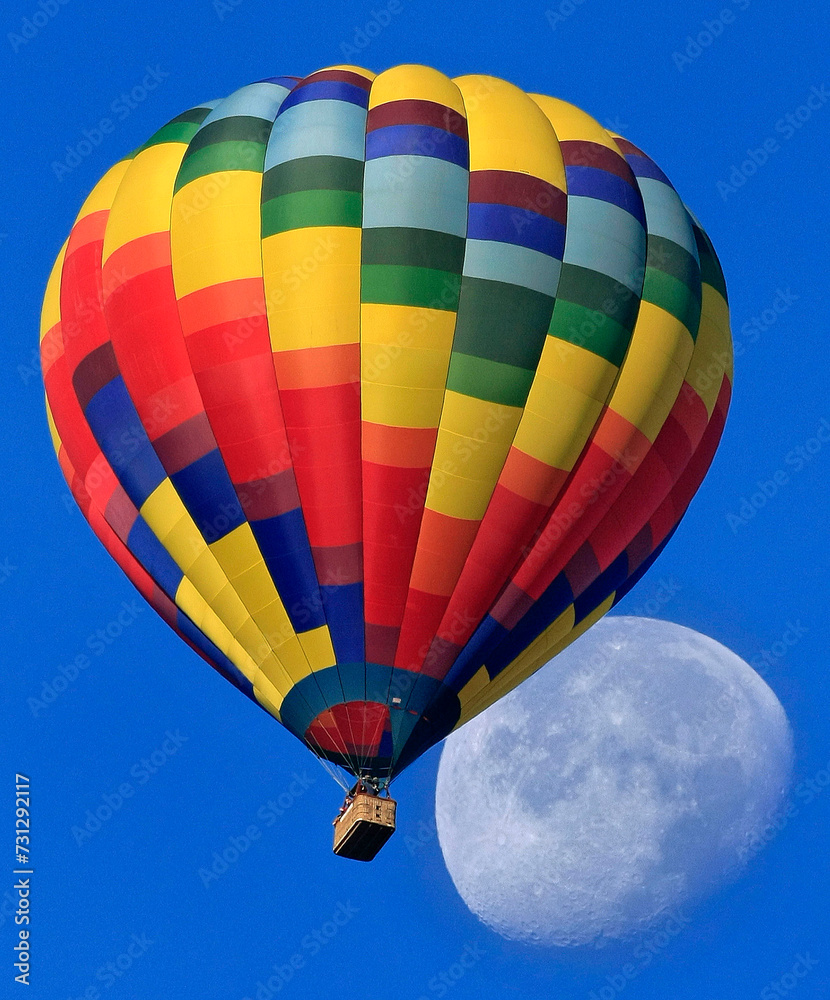 Naklejka premium Hot Air Balloon and full moon