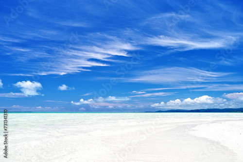 沖縄県竹富島コンドイビーチ沖　白い砂浜と踊る雲 photo