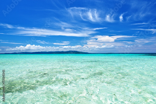 沖縄県竹富島コンドイビーチ沖　輝く海と夏空 © 雅文 竹澤