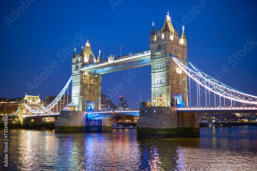 immagine notturna del Tower Bridge