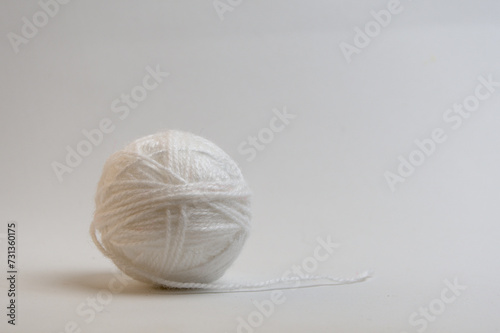 Ovillo de lana sobre fondo blanco