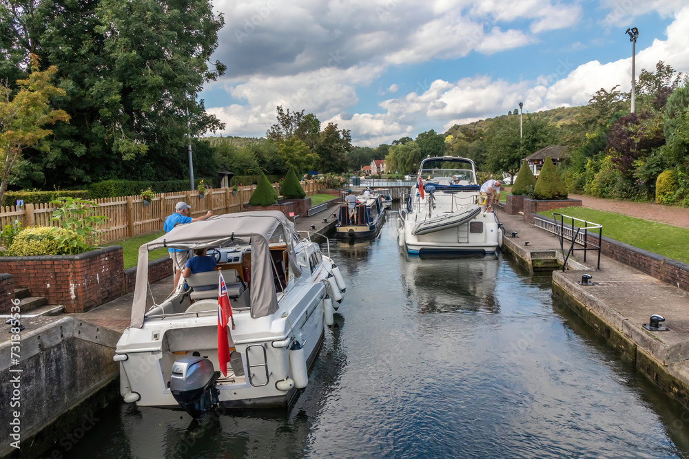 Fototapeta premium Boats in Hambleden Lock, River Thames
