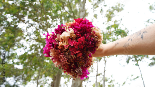 Ramo de novia casamiento de flores fuxcias, rosas, rojas, natural photo