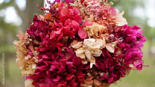 Ramo de novia de flores fuxcias  rosas  rojas  natural