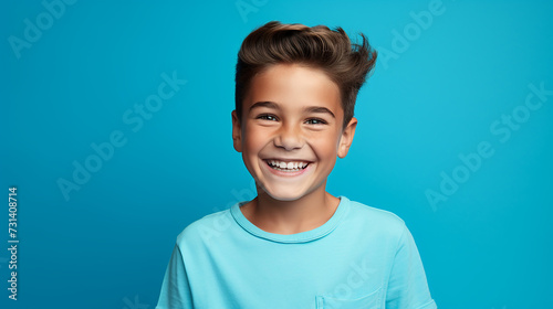 Kind lachend mit guter Laune und positiver Ausstrahlung vor farbigem Hintergrund in 16:9