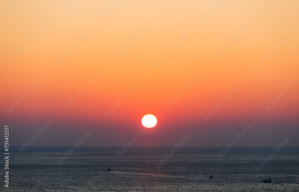 Sea sunrise landscape. rising sun
