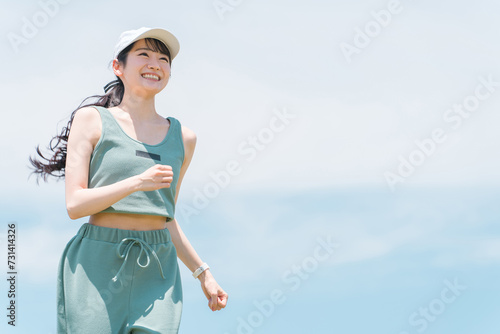 有酸素運動・ランニング・ジョギングする女性（ダイエット・新陳代謝）
