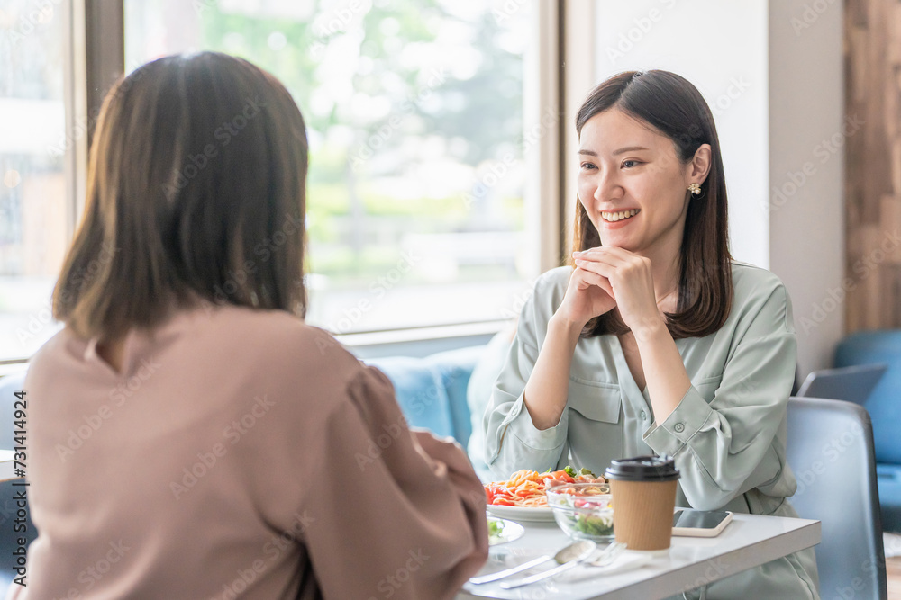 女友達・同僚と美味しいランチを食べる女性・OL・ビジネスウーマン(女子会)
女友達・同僚と美味しいランチを食べる女性・OL・ビジネスウーマン(女子会)