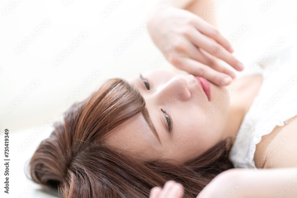 横たわる女性 横たわる女性