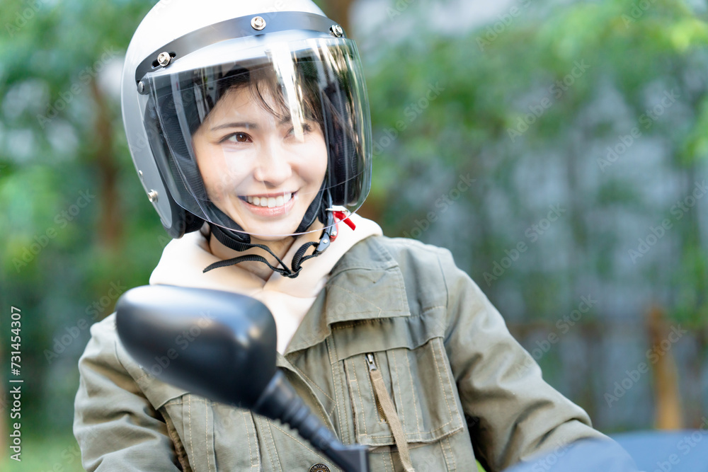 バイクに乗る女性 バイクに乗る女性