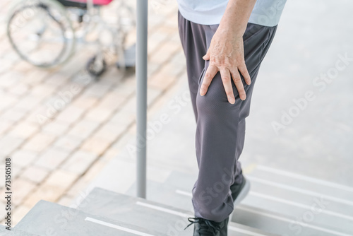 関節痛・膝痛のリハビリで階段の昇り降りをする高齢者女性（ロコモ・フレイル・サルコペニア・骨粗鬆症）
 photo