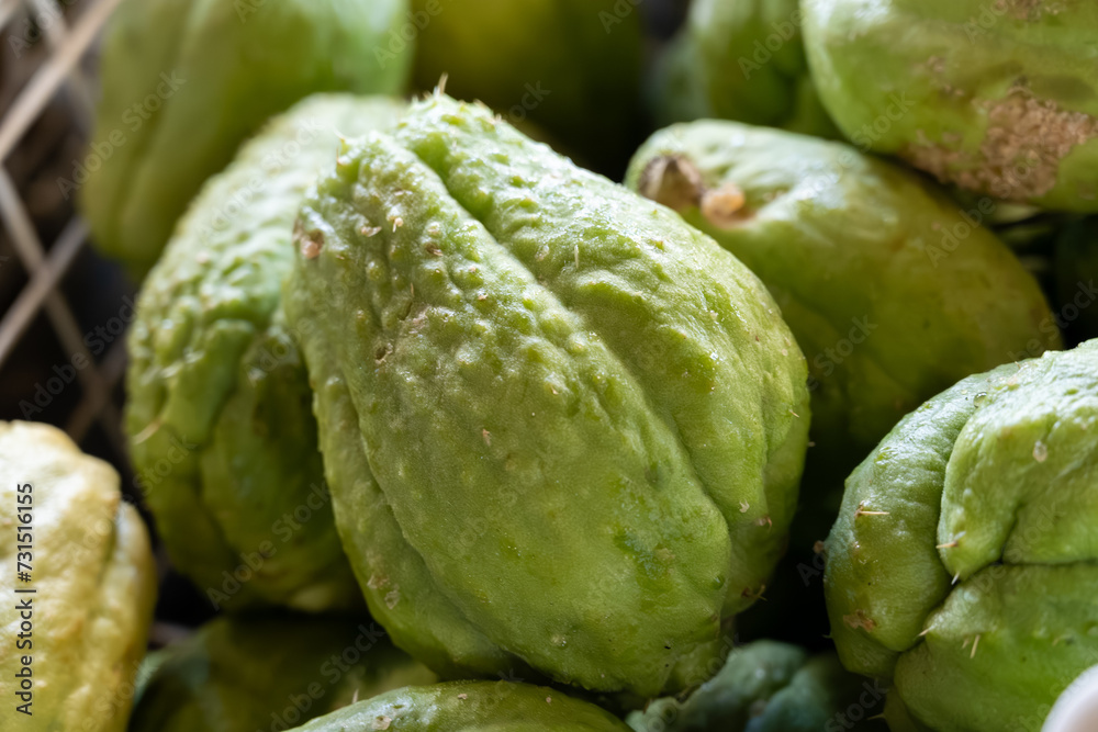 Obraz premium Chayote Sechium edule fruit, mirliton and choko, gourd family, Cucurbitaceae on farmers market on Fuertevantura, Spain