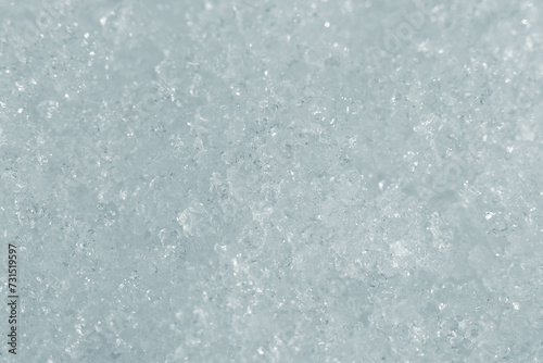 氷のシャーベット状になった雪面の冷たいテクスチャー