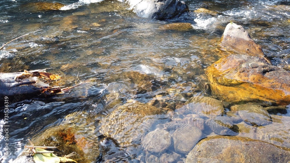 渓谷の川の流れ