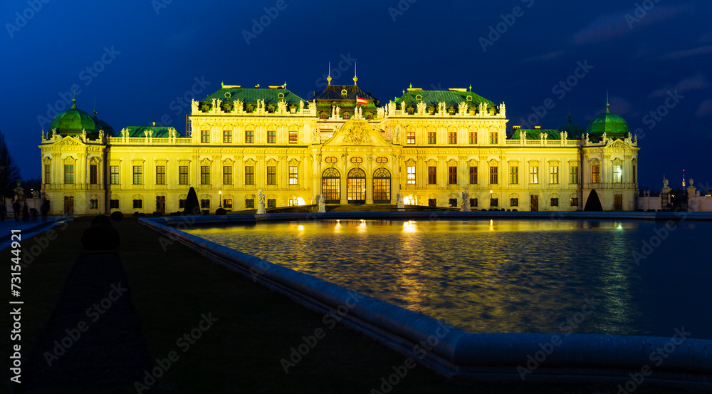 Obraz premium Illuminated Upper Palace in historical complex Belvedere at night, Vienna, Austria