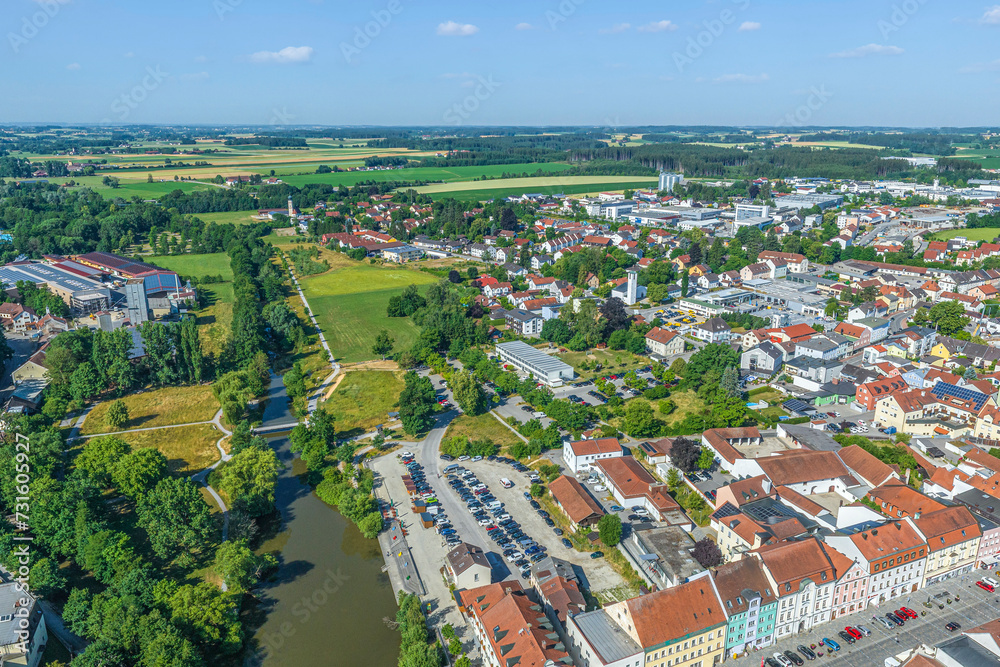 Fototapeta premium Vilsbiburg in Niederbayern im Luftbild, Blick zur Vils am Balk Spitz