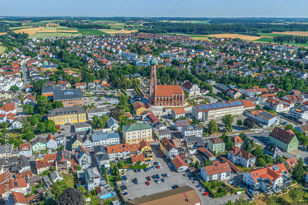 Vilsbiburg im Landkreis Landshut von oben, Blick zur Stadtpfarrkirche