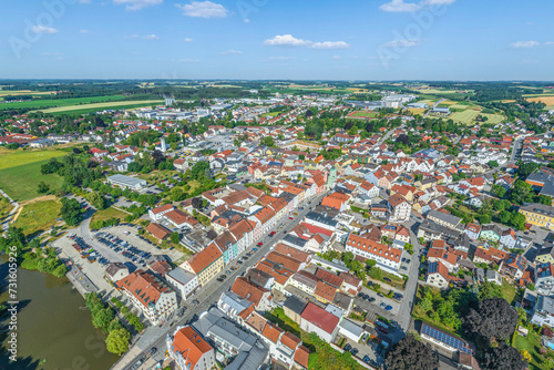 Luftaufnahme von Vilsbiburg im Landkreis Landshut, Ausblick auf das Stadtzentrum rund um den Stadtplatz © ARochau