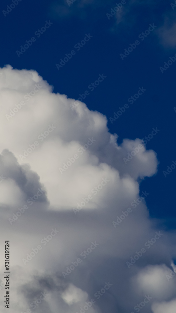 Vue rapprochée de cumulus et de cumulonimbus, dans un ciel de traîne