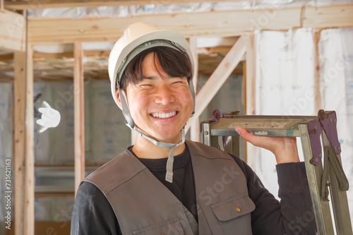 Bild auf Leinwand 建築現場で働く若い大工