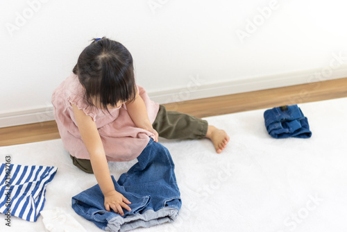 洗濯物を畳んでいる女の子（3歳、日本人）