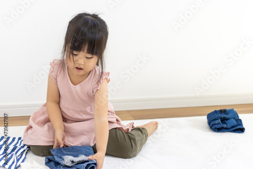 洗濯物を畳んでいる女の子（3歳、日本人）