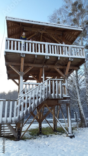 Oszroniona wieża widokowa na rozlewiskach w Puszczy Białowieskiej w Polsce