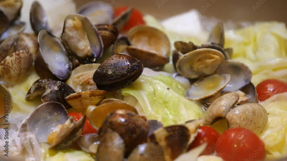 アサリと鱈と野菜を煮込んで作ったアクアパッツァの動画。 アサリと鱈と野菜を煮込んで作ったアクアパッツァの動画。