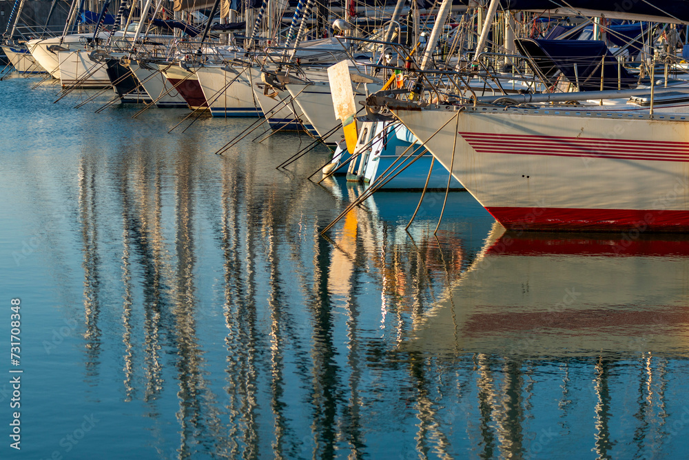 Naklejka premium Voiliers à quai dans une marina