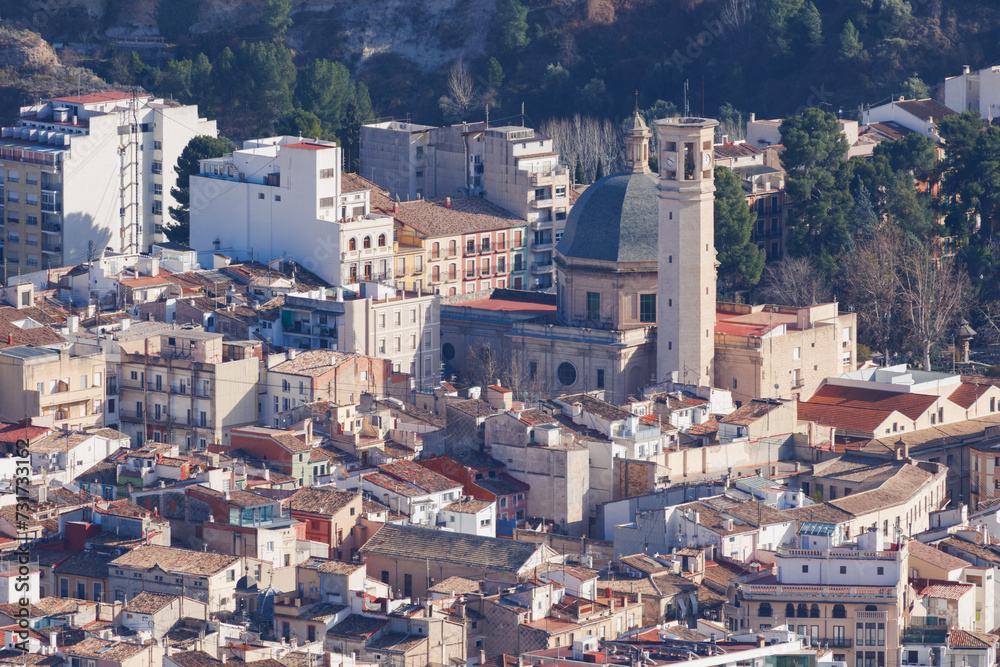 Paisaje urbano con la iglesia de San Mauro de Alcoi desde el Alt de les pedreres, Comunidad Valenciana, España