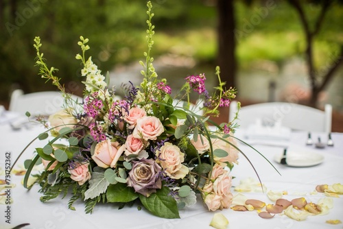 Foto Outdoor wedding reception centerpiece featuring a vibrant display of flowers