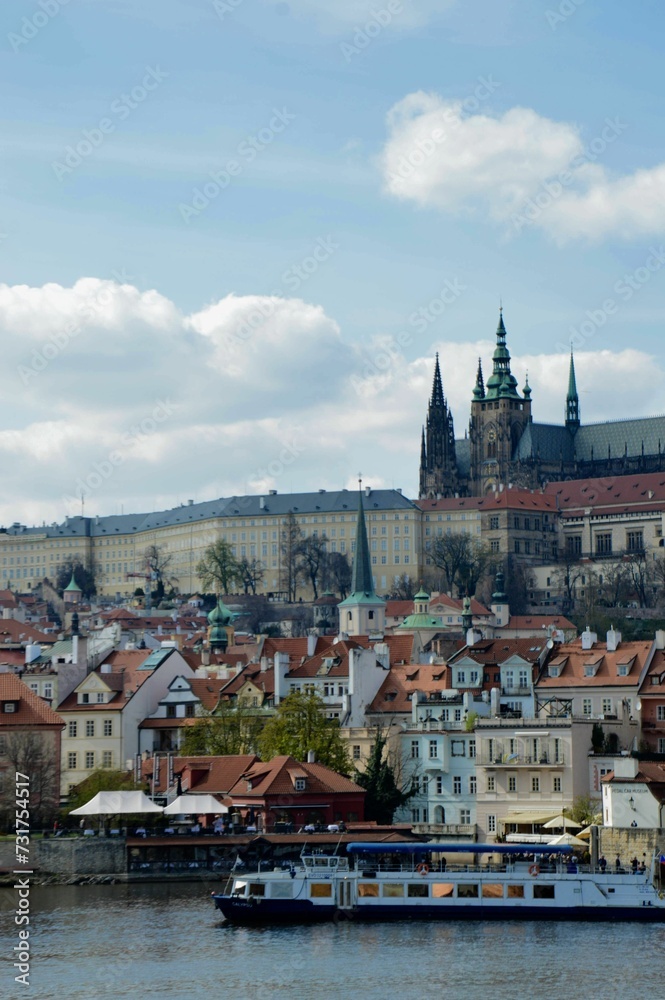 Obraz premium View of the Saint Vitus Cathedral in Prague, Czech Republic, with a riverboat in the foreground