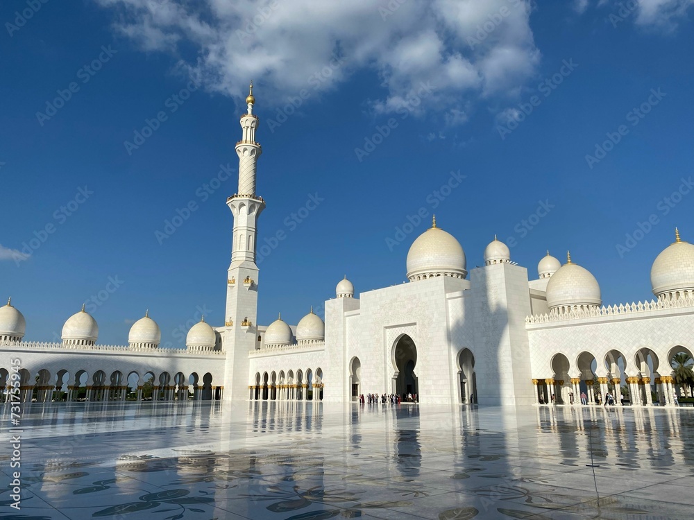 Obraz premium Majestic Sheikh Zayed Grand Mosque in all its glory against a bright, azure sky
