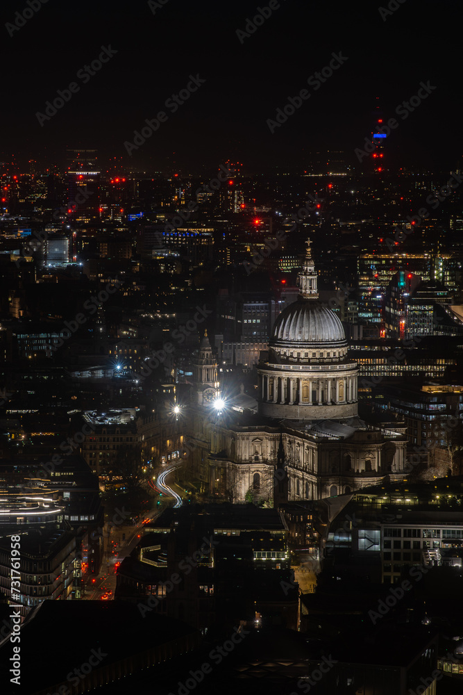 Fototapeta premium St. Paul's Cathedral Illuminated at Night in London's Skyline