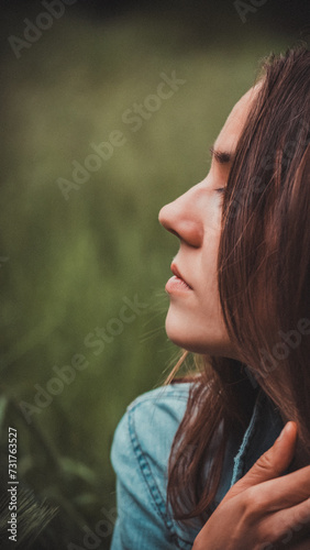 Visage de jeune femme pensive en extérieur