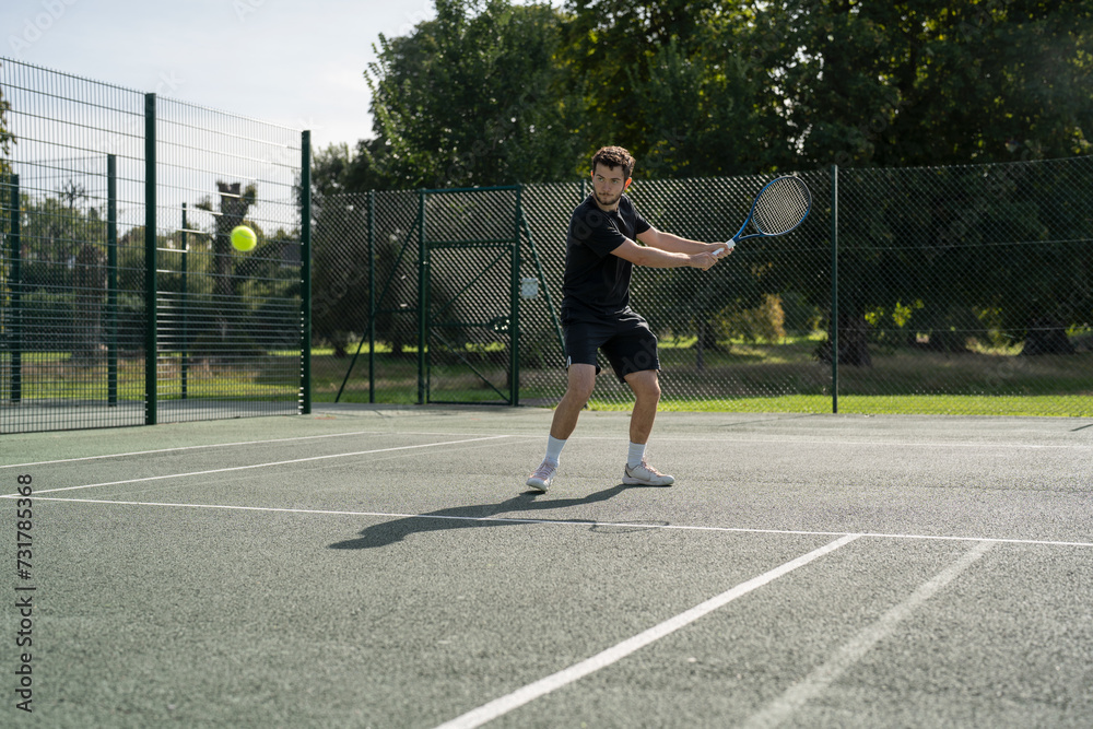 Obraz premium Man playing tennis