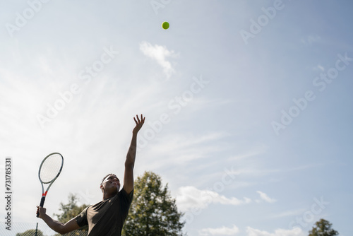 Low angle view of man playing tennis © Cultura Creative