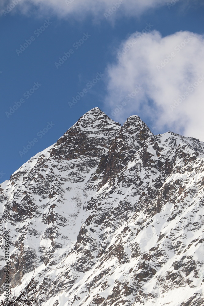 Monte Cervino ou Matterhorn com céu azul ao fundo