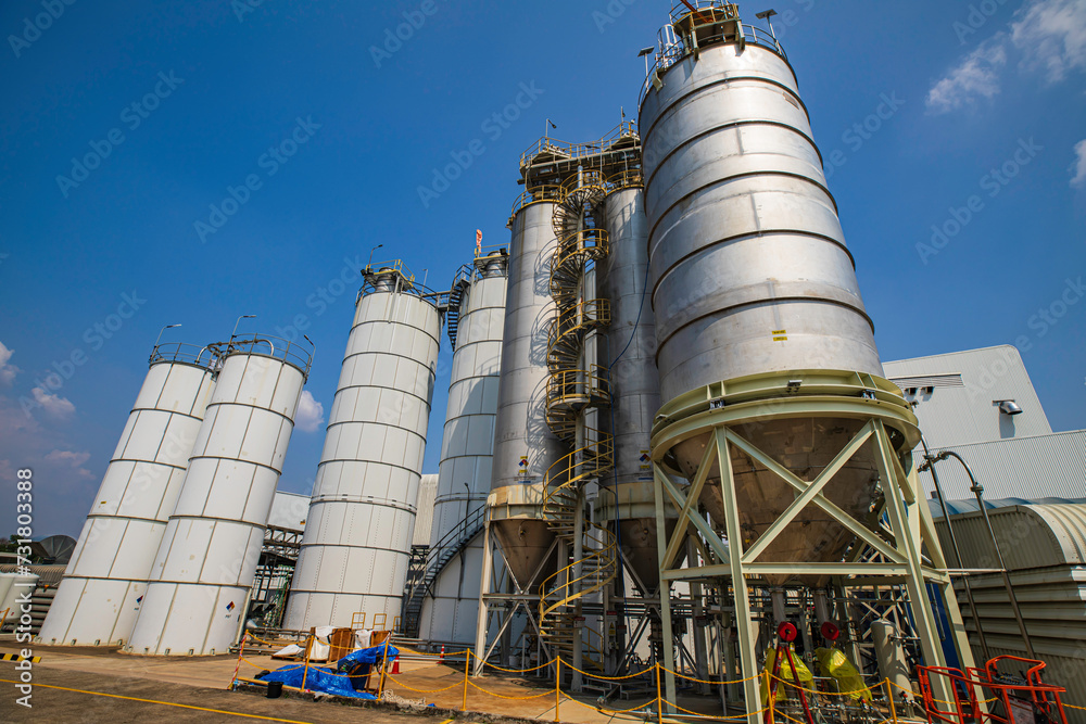 Stainless silo vertical steel tanks with pressure meter in equipment tank Stainless silo vertical steel tanks with pressure meter in equipment tank