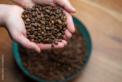 Kaffeebohnen in Hand