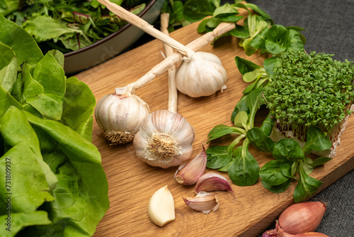 Knoblauch auf Holzbrett