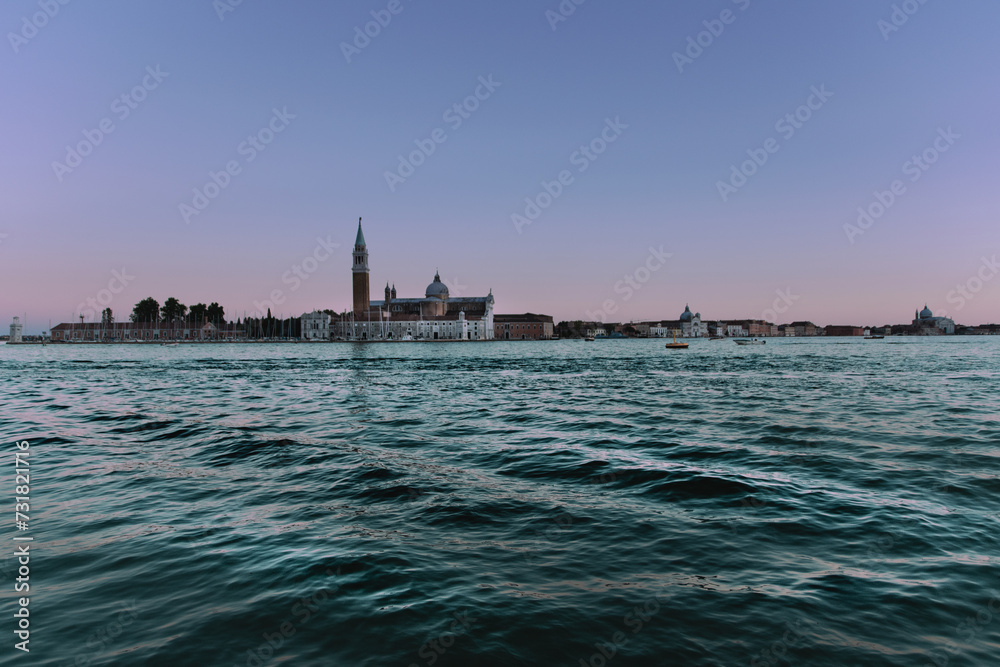La basilica di San Giorgio e il bacino di San Marco all'imbrunire, Venezia