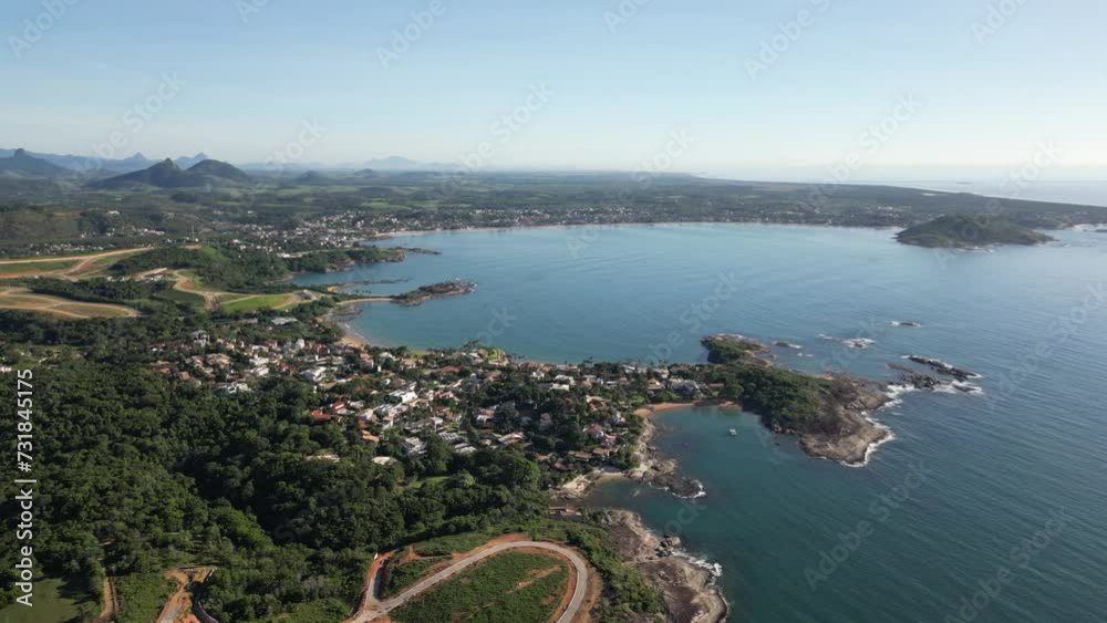 Imagem aérea de drone da praia do morro, condomínio Aldeia da Praia e Praia da Cerca em Guarapari. Linda cidade turística no sul do Espírito Santo, região tropical do Brasil.