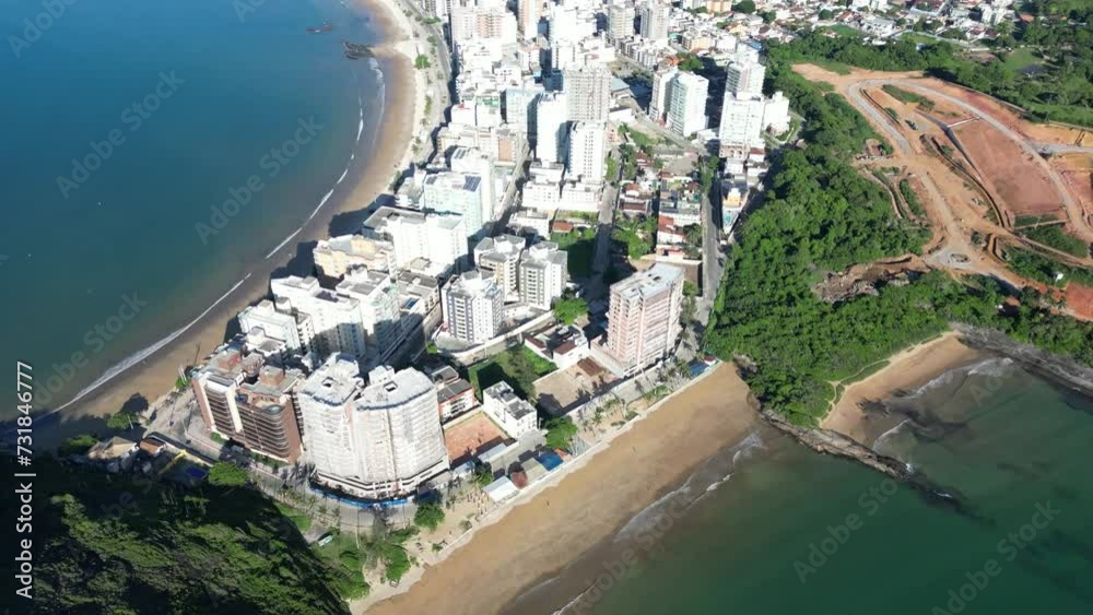 Imagem aérea de drone da praia do morro, condomínio Aldeia da Praia e Praia da Cerca em Guarapari. Linda cidade turística no sul do Espírito Santo, região tropical do Brasil.