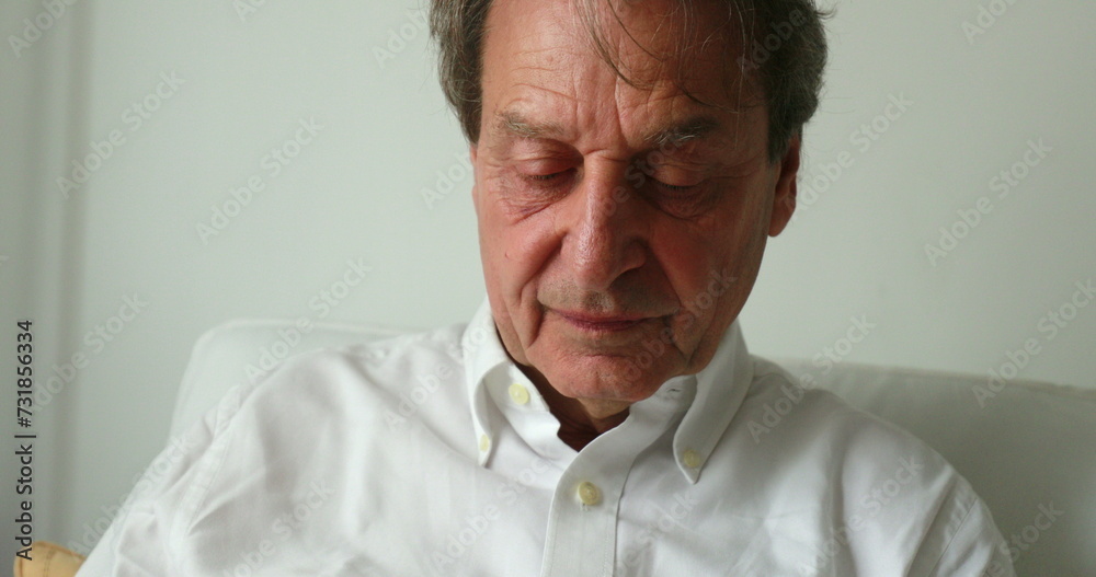 Obraz premium Older man using cellphone device