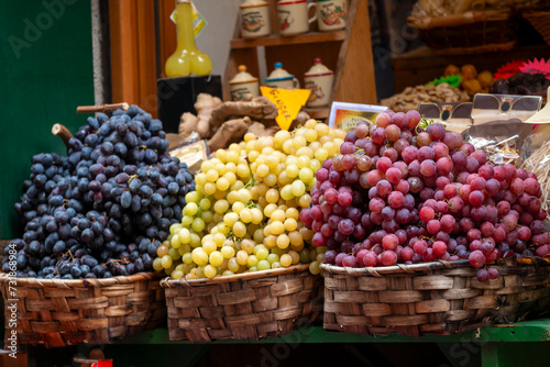 Raisons sur l'étal d'une boutique de fruits et légumes photo