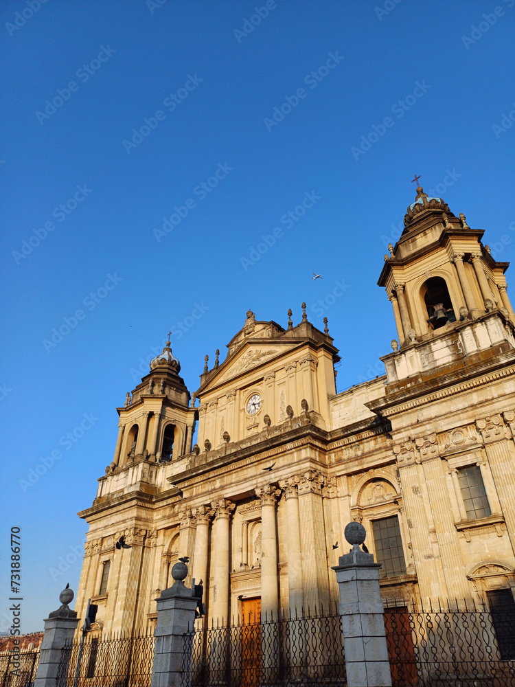 Fachada principal de la catedral metropolitana de Guatemala, construida hace cientos de años.